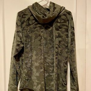 NWOT Olivia Sky camo textured turtleneck L